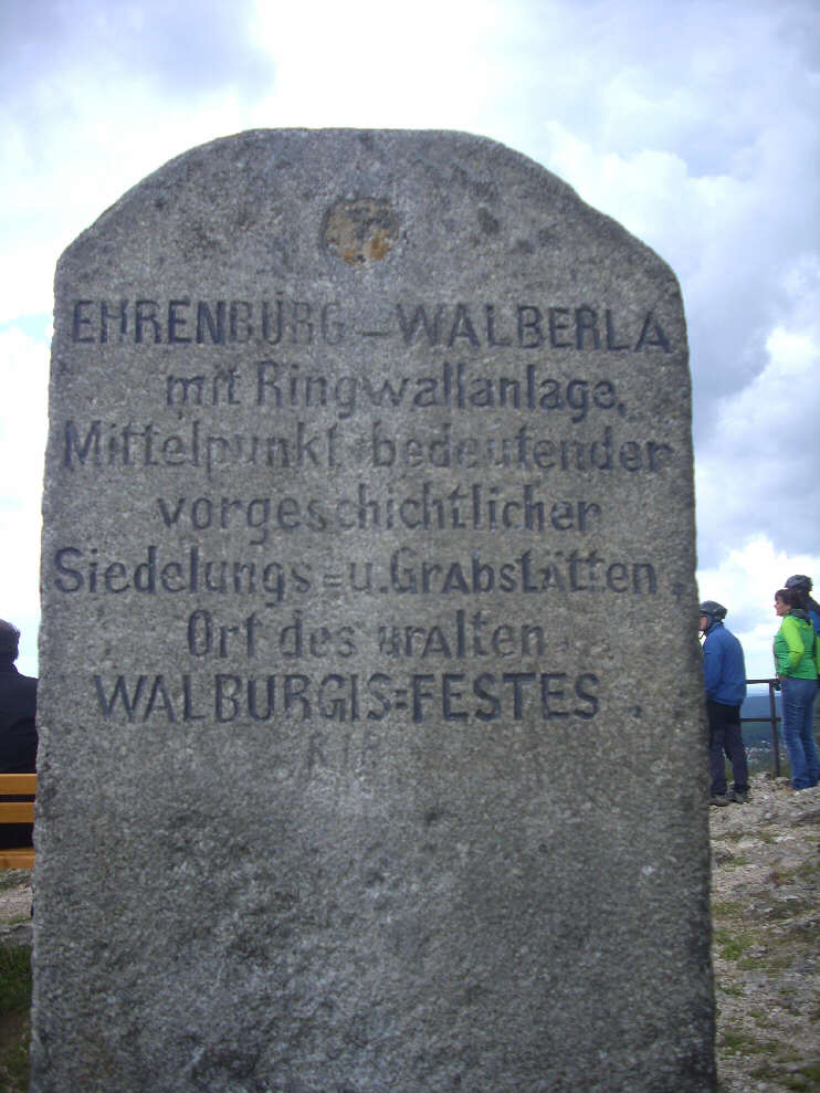 Gedenkstein: EHRENBRG - WALBERLA mit Ringwallanlage, Mittelpunkt bedeutender vorgeschichtlicher Siedelungs- u. Grabsttten, Ort des uralten WALBURGIS-FESTES  (Mai 2011)