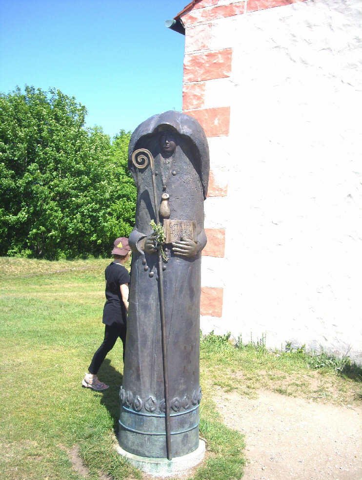 Die Heilige Walburga, in Bronze gegossen von Ernst Steinacker, steht vor der Walburgis-Kapelle auf dem Walberla. Sie wurde am 1. Mai 2000 mit dem ersten kumenischen Gottesdienst in der Geschichte dieses Ortes eingeweiht. (Mai 2011)