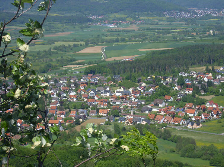 Blick vom Walberla auf den stlichen Teil von Kirchehrenbach (Mai 2011)