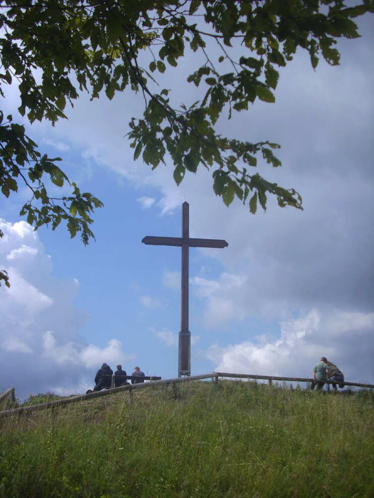 Das neue Gipfelkreuz auf dem Rodenstein (August 2014). Das alte Gipfelkreuz fiel September 2012 einem schweren Herbststurm zum Opfer und wurde im 23. Mrz 2013 neu errichtet.