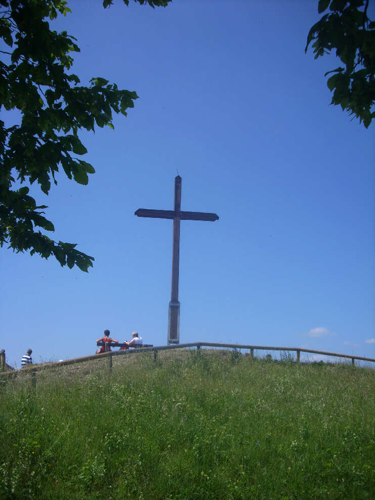 Eichenholzkreuz auf dem Rodenstein (Juni 2015). Sechs Meter hoch und zehn Zentner schwer ist das Holzkreuz, das auf Initiative des Verschnerungsvereins Schlaifhausen auf dem Rodenstein aufgestellt wurde.