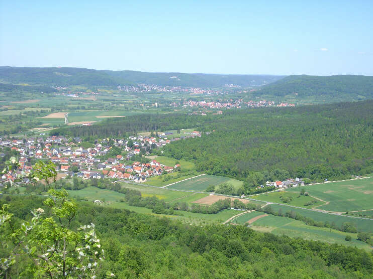 Blick vom Walberla auf Kirchehrenbach (Mai 2011)