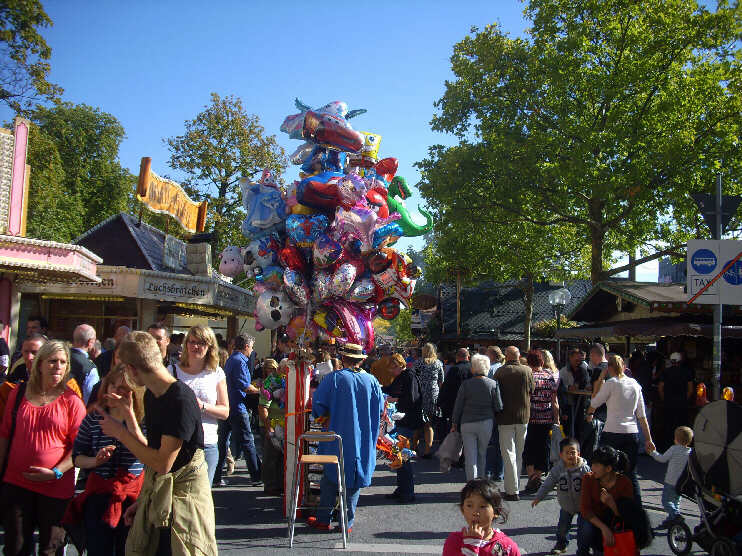 Ballone, Vergngungspark und Krwamarkt (Frther Michaeliskirchweih 2012 - Rudolf-Breitscheid-Strasse, nahe Frther Freiheit)