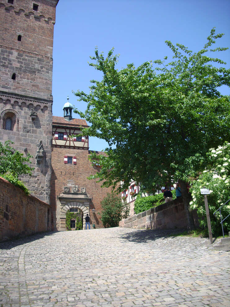 Aufgang in den ueren Hof der Kaiserburg. Im Hintergrund sieht man das Tor zum Innenhof. (Mai 2009)