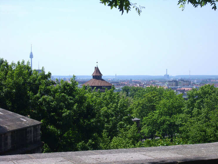 Blick von der Groen Burgbastei auf den Fernseh- und Neutorturm (Mai 2009)