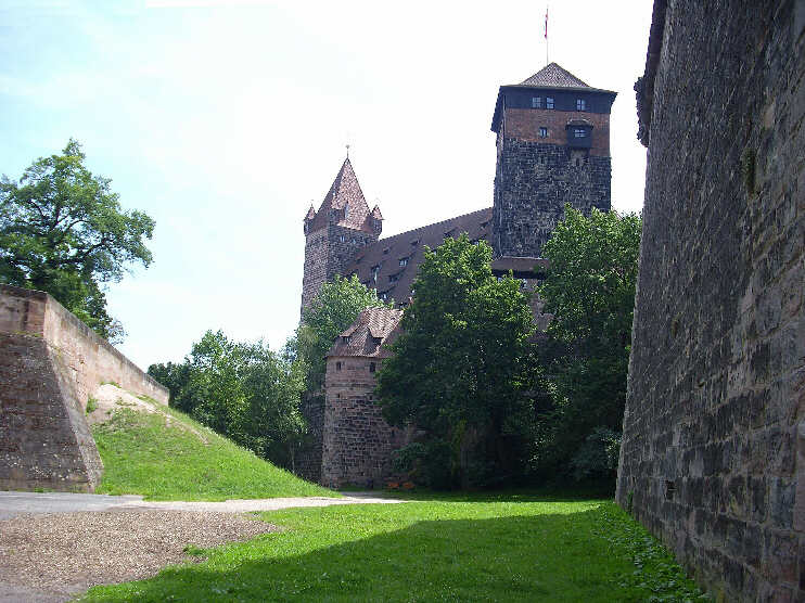 Blick vom Burggraben nahe dem Vestnertor auf Luginsland, Streichwehr, Kaiserstallung und Fnfeckturm (Juli 2009)