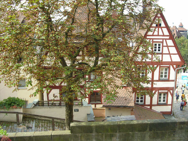 Fachwerkhuser Am lberg, links das lteste Fachwerkhaus Nrnbergs, erbaut 1338 (Juli 2009)