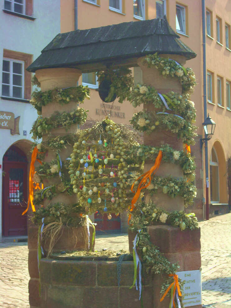 Ziehbrunnen beim Tiergrtner Tor sterlich geschmckt (Ostern 2011)