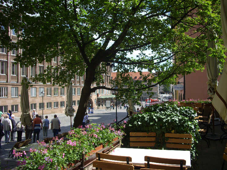 Blick vom Bratwursthusle-Garten auf Rathausmarkt und Hauptmarkt (Juni 2011)