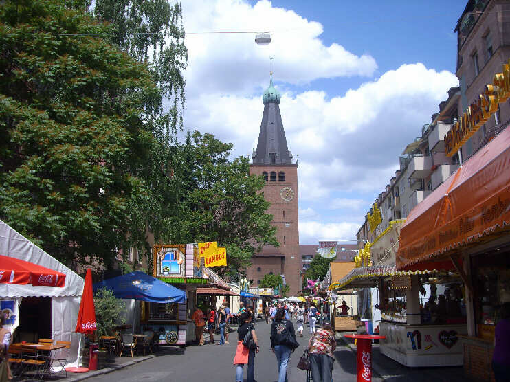 Blick von der Johannisstrae auf die Innere Hallerstrae und zur Friedenskirche (Straenkirchweih Johannis Juni 2012)