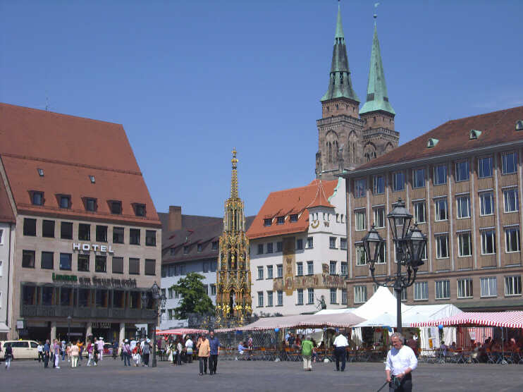 Hauptmarkt, Blick auf die Trme von St. Sebald, rechts neues Rathaus (Mai 2009)