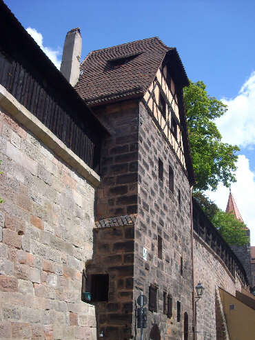 Neutormauer: Turm grnes M, Blickrichtung Tiergrtnertor (Juli 2012)