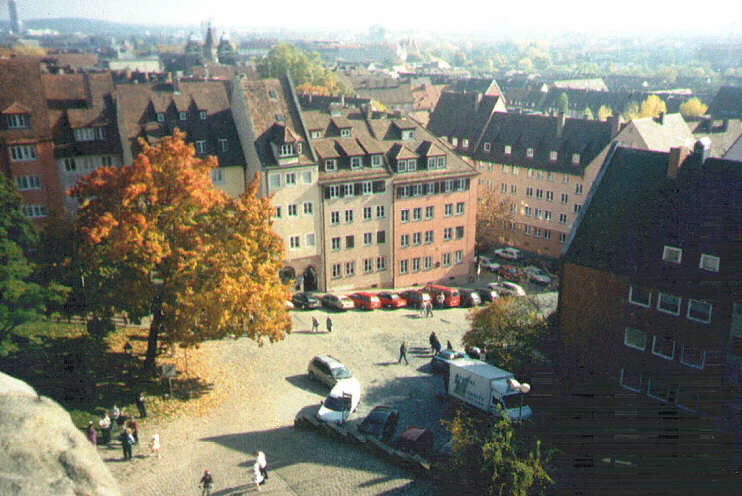 Herbstlicher Ausblick von der Burgfreiung auf die obere Burgstrae und das Strchen Am lberg (Oktober 2000)