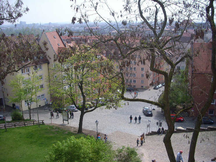 Blick von dem Hof der Walburgiskapelle (Burggrafenburg) auf die obere Burgstrae (Mai 2013)