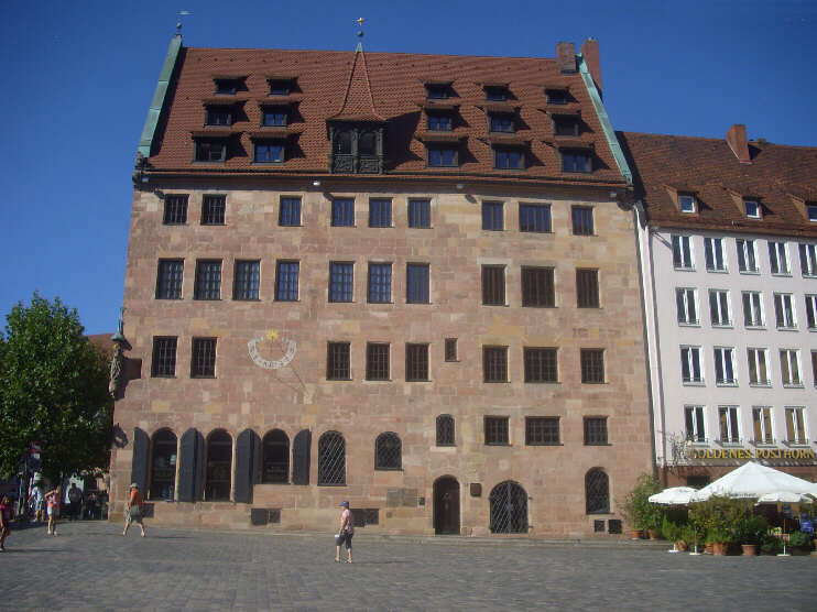 Historisches Schrstabhaus, Albrecht-Drer-Platz 4 [vom Sebalder Platz aus gesehen] (August 2016)