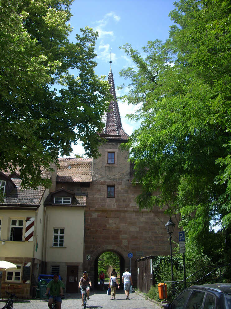 Hallertrlein mit Turm Grnes G beim Restaurant Kettensteg (Juni 2012)