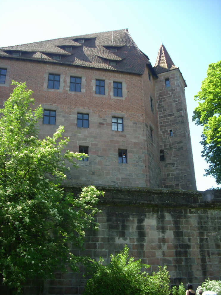 Blick von der Gartenanlage zwischen Groer Burgbastei & Vestnertorbastei empor zur Kaiserburg (Mai 2013)
