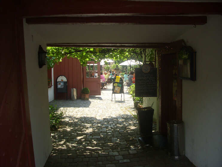 Johannisstrae 47: Eingang zum Barockhusle-Biergarten und zu den Hesperidengrten (Juli 2013)