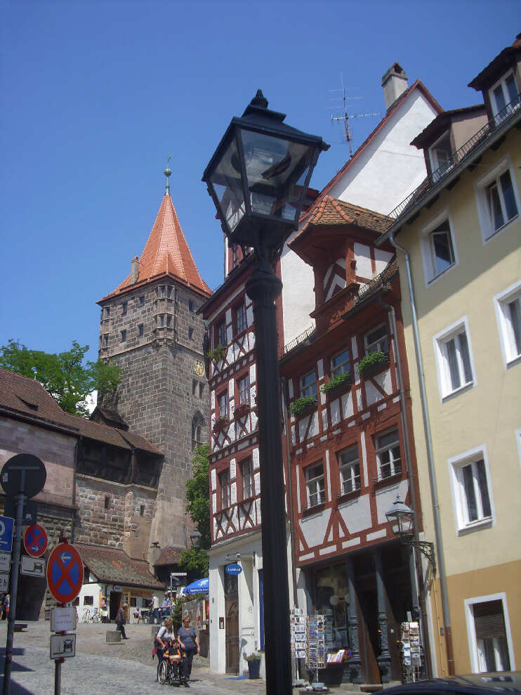 Blick von der Albrecht-Drer-Strae zum mittelalterlichen Tiergrtnertorturm (Juni 2014)