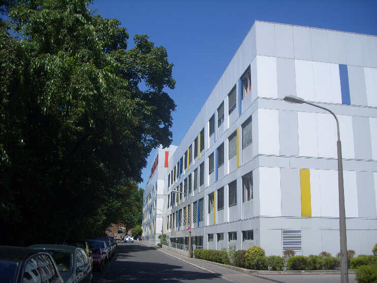 Unmittelbar an der Strae Hallerwiese befindet sich die Klinik Hallerwiese [Zugang: St.-Johannis-Mhlgasse 19] (August 2013)