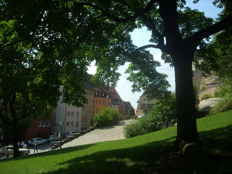 Blick von den Burganlagen auf den Straenzug "Am lberg" (August 2013)