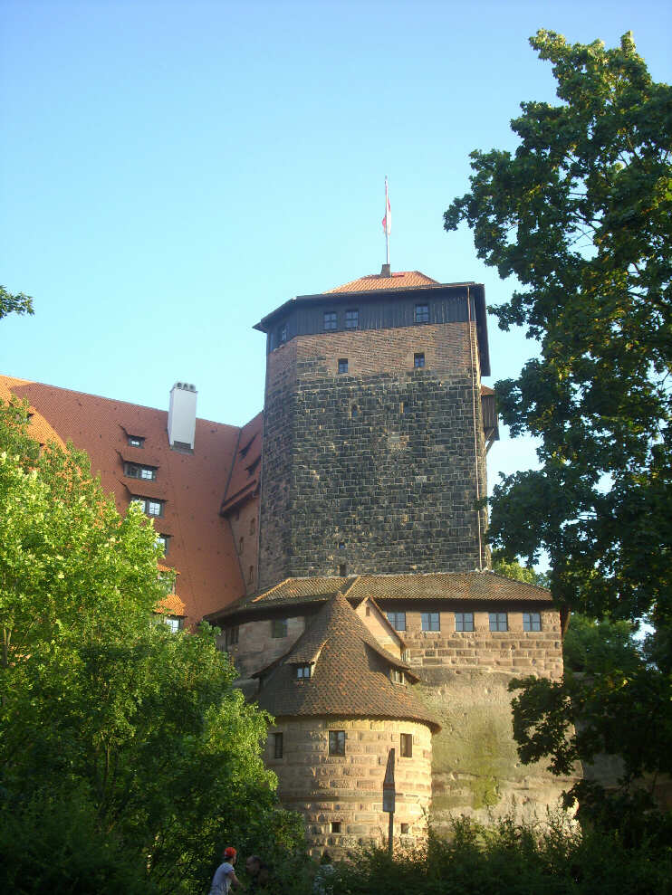 Fnfeckturm und Streichwehr vom Vestnertorgraben aus gesehen (Juni 2014)