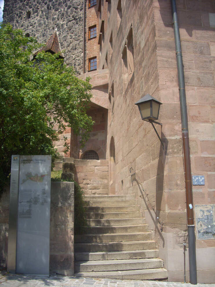Neben der Kaiserstallung fhrt eine Treppe zum Fnfeckturm und zur Kleinen Freiung (Juli 2014)