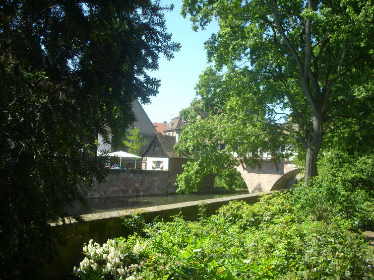 Blick von der Parkanlage zwischen Weinstadel und Nrdl. Karlsbrcke hinber zum Henkerhaus (Mai 2016)