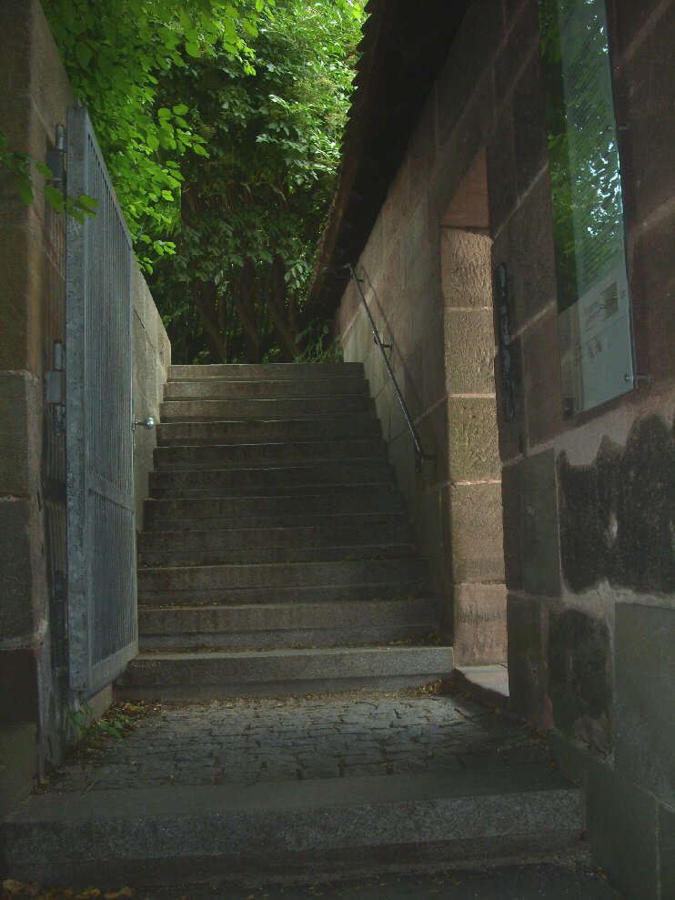 Blick zurck: Treppe zum Burggarten, rechts geht es zum Wehrgang (Juli 2017)