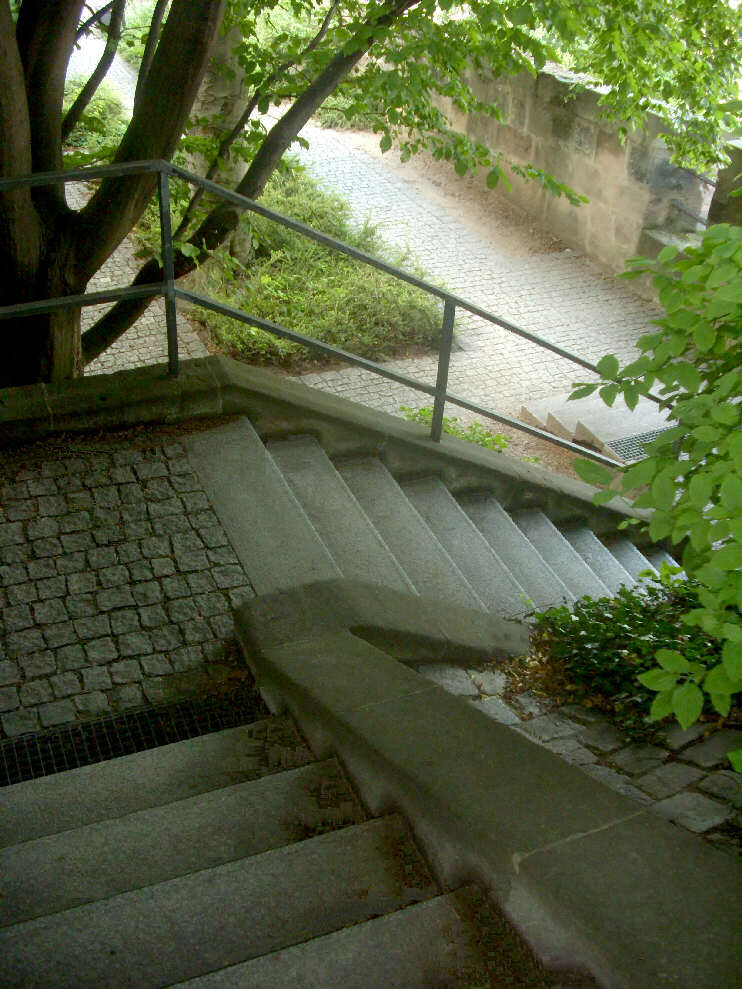 Treppe vom Burggarten zum tieferliegenden Brgermeistergarten (Juli 2017)