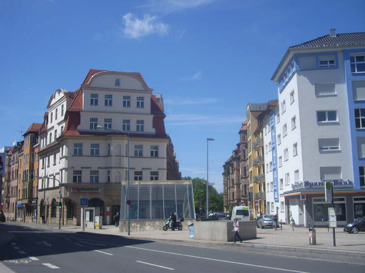 Friedrich-Ebert-Platz: links Kirchenweg, rechts Rckertstrae (Juli 2017)
