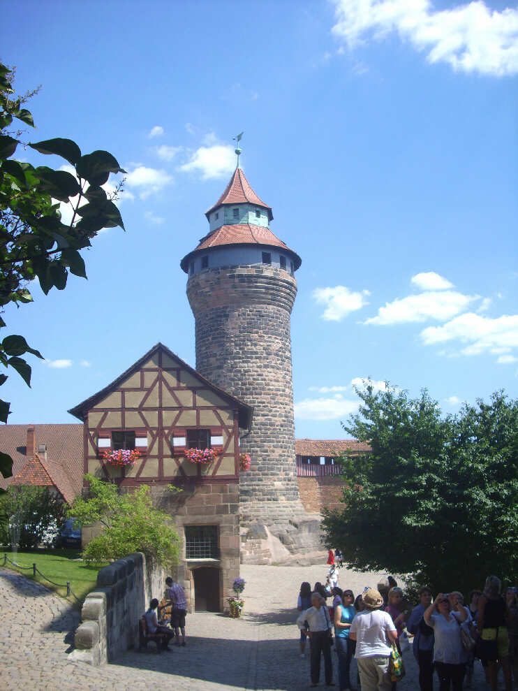 Brunnenhaus und Sinwellturm (Juli 2013)