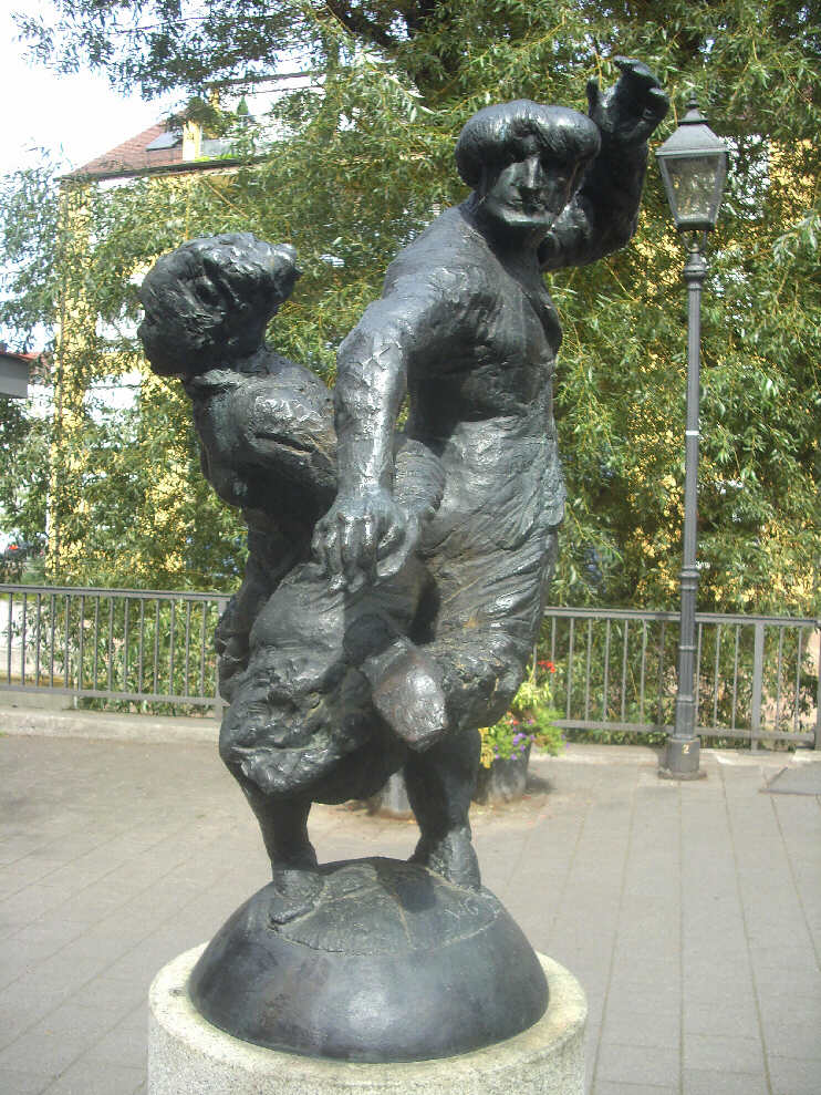 Bronzefigur "Tanzendes Bauernpaar" am Schleifersteg / Trdelmarkt (September 2013)