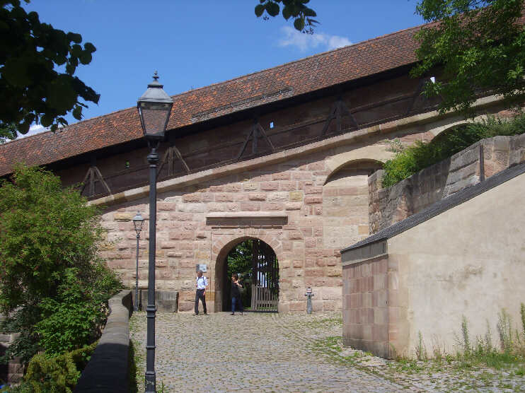 Oberhalb des Strchens Am lberg befindet sich der Eingang zum Burggarten (Juli 2012)