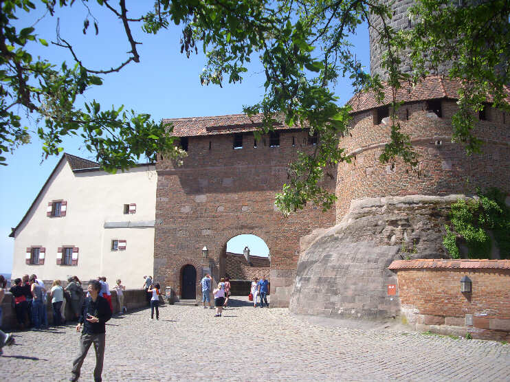 Das Tor fhrt von der Burgfreiung (Burgrafenburg) in den ueren Burghof der Kaiserburg (Mai 2012).