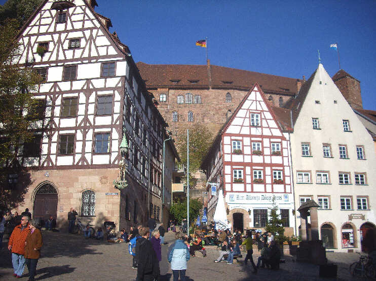 Bunters Treiben vor dem Pilatushaus und dem Restaurant Zum Albrecht-Drer-Haus (Oktober 2011)
