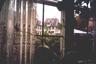 Blick aus dem Fenster des Restaurants Zum Albrecht-Drer-Haus auf das Albrecht-Drer-Haus (Oktober 2001)