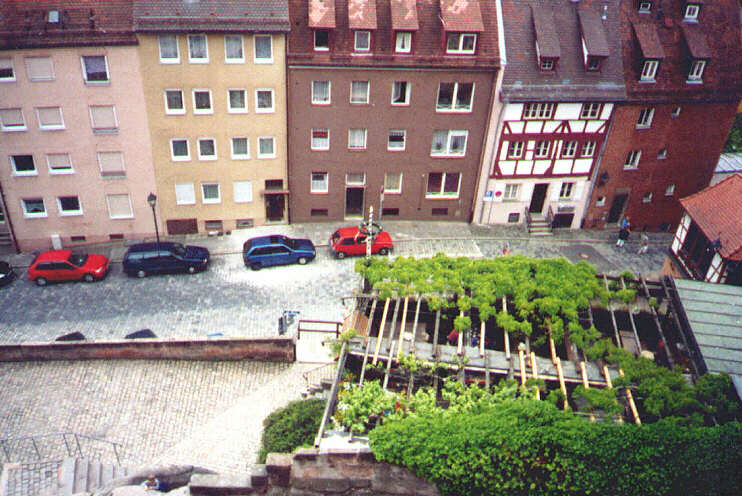 Ausblick von der Burgfreiung auf das Strchen Am lberg und das Restaurant Burgwchter (Mai 2002)