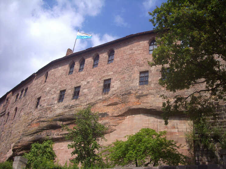 Blick vom Strchen Am lberg auf den Palas der Kaiserburg (August 2013)
