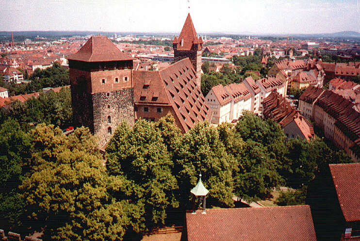 Blick vom Sinwellturm auf die reichsstdtischen Bauten. Der Fnfeckturm im Vordergrund gehrt zur Burggrafenburg. (Juni 2002)