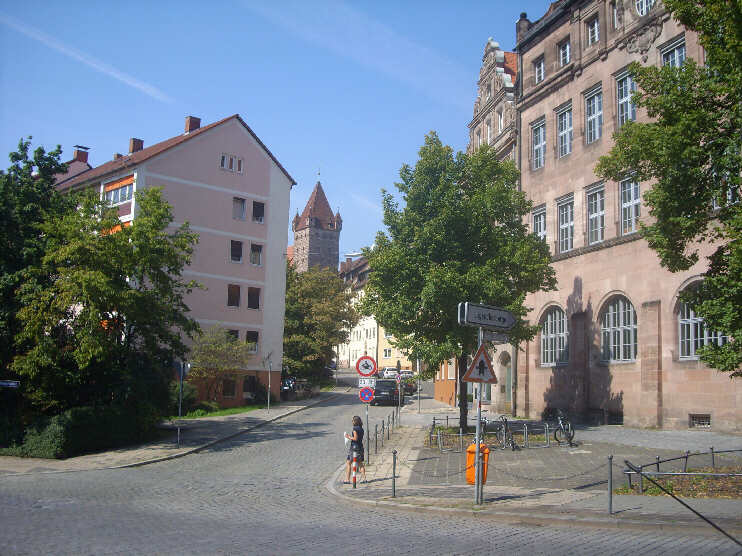 Blick von der Tetzelgasse zum Paniersplatz und zum Luginsland. Ganz rechts die Grundschule Paniersplatz (August 2013)