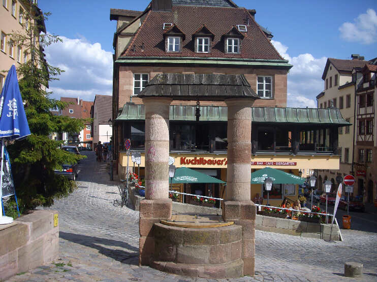 Ziehbrunnen auf dem Tiergrtnertorplatz (Juni 2012)