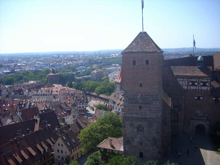 Blick vom Sinwellturm auf Neutorturm, Tiergrtnertorplatz und Heidenturm (August 2013)