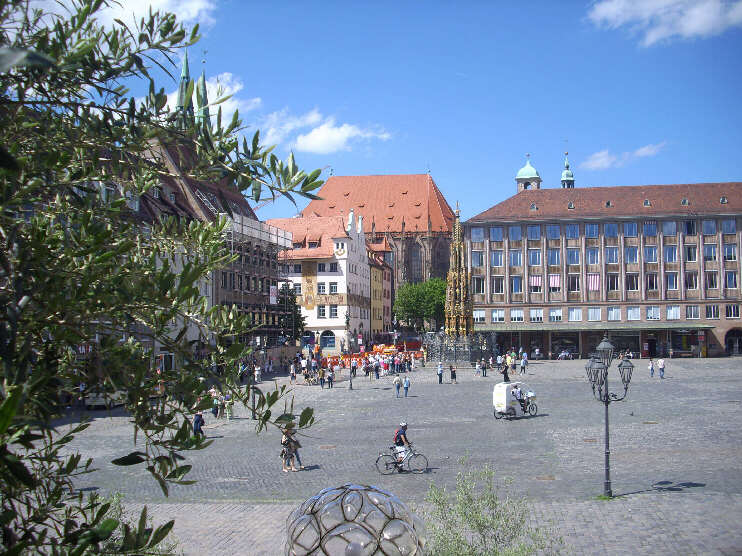 Hauptmarkt mit Rathaus und Schner Brunnen (Juni 2013)