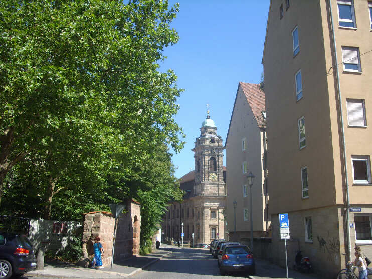 Blick von der Tetzelgasse in die Dr.-Erich-Mulzer-Strae und zum angrenzenden Egidienplatz (August 2013)