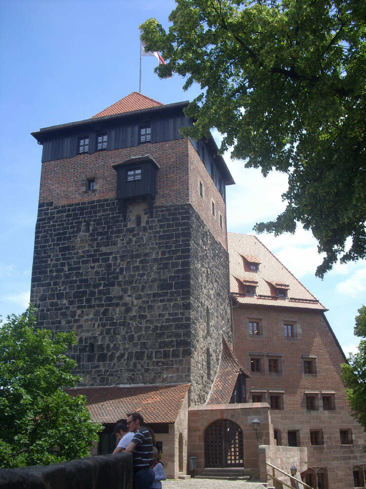 Burggrflicher Fnfeckturm und Kleine Freiung (Juni 2014)