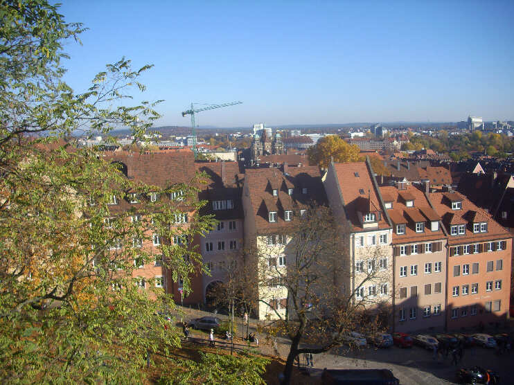 Ausblick von der Burgfreiung auf den oberen Teil der Burgstrae (Oktober 2015)