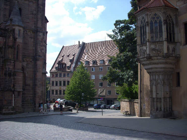 Blick vom Sebalder Platz zur Winklerstrae, links Sebalduskirche, rechts Sebalder Pfarrhof (August 2009)