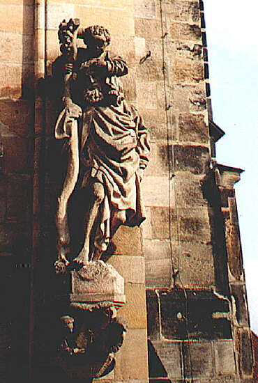 St. Christopherus - eine Stiftung der Patrizierfamilie Schlsselfelder an der Westfront von St. Sebald (Oktober 2003). Bei der Figur handelt es sich um eine Kopie. Das Orignal von 1442 befindet sich im Germanischen Museum (September 2002)