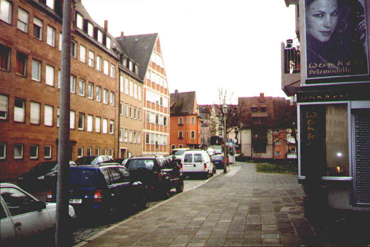 Karlstrae, Blickrichtung Trdelmarkt. Die Huser auf der linken Straenseite (Augustinerhof) wurden inzwischen abgerissen. (Oktober 2002)